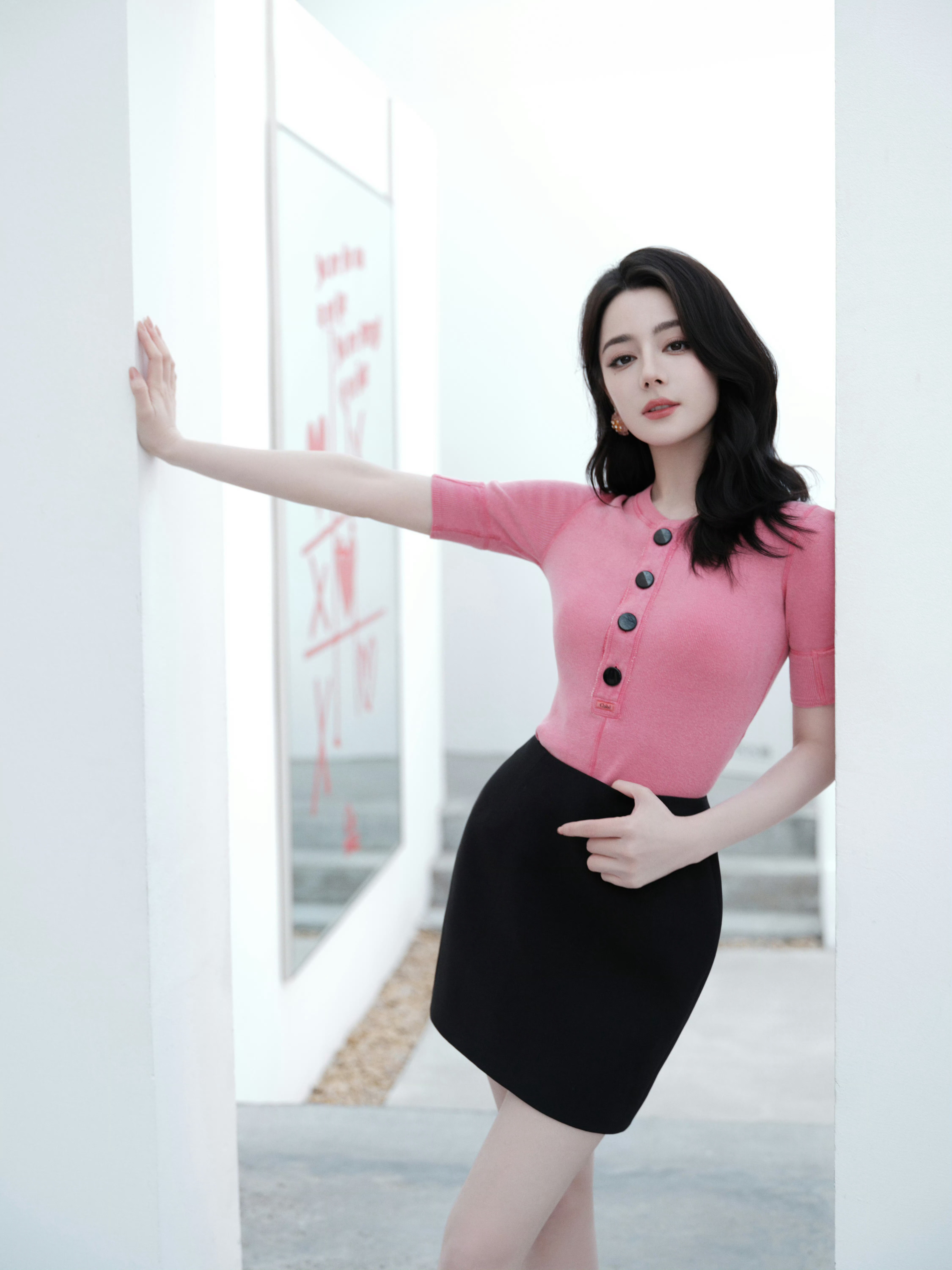 迪丽热巴🌸白日提灯追剧团，肤白貌美大长腿