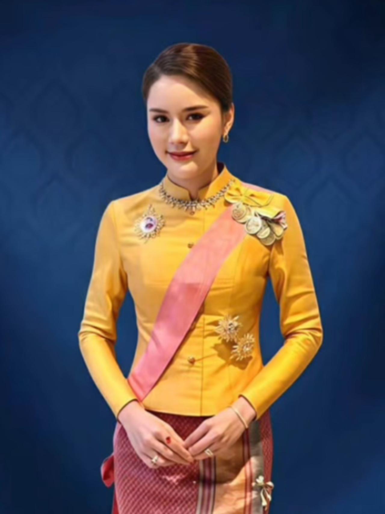 欧拉弄身材完美，穿上泰式礼服仙气飘飘欧拉弄，原来就是个端茶倒水的小宫女，被泰王