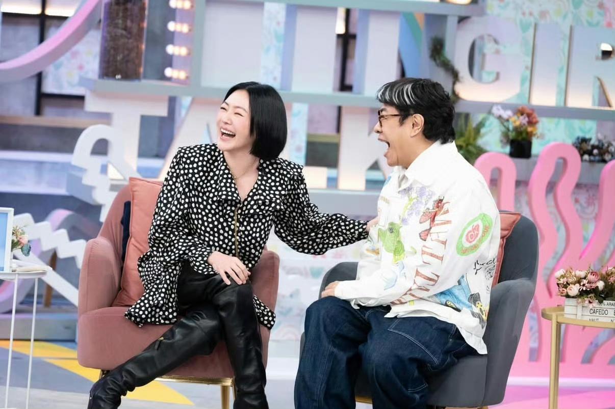 康熙来了！小S与蔡康永再度合体，正式回归节目录制。蔡康永作为特邀嘉宾现身支持，为