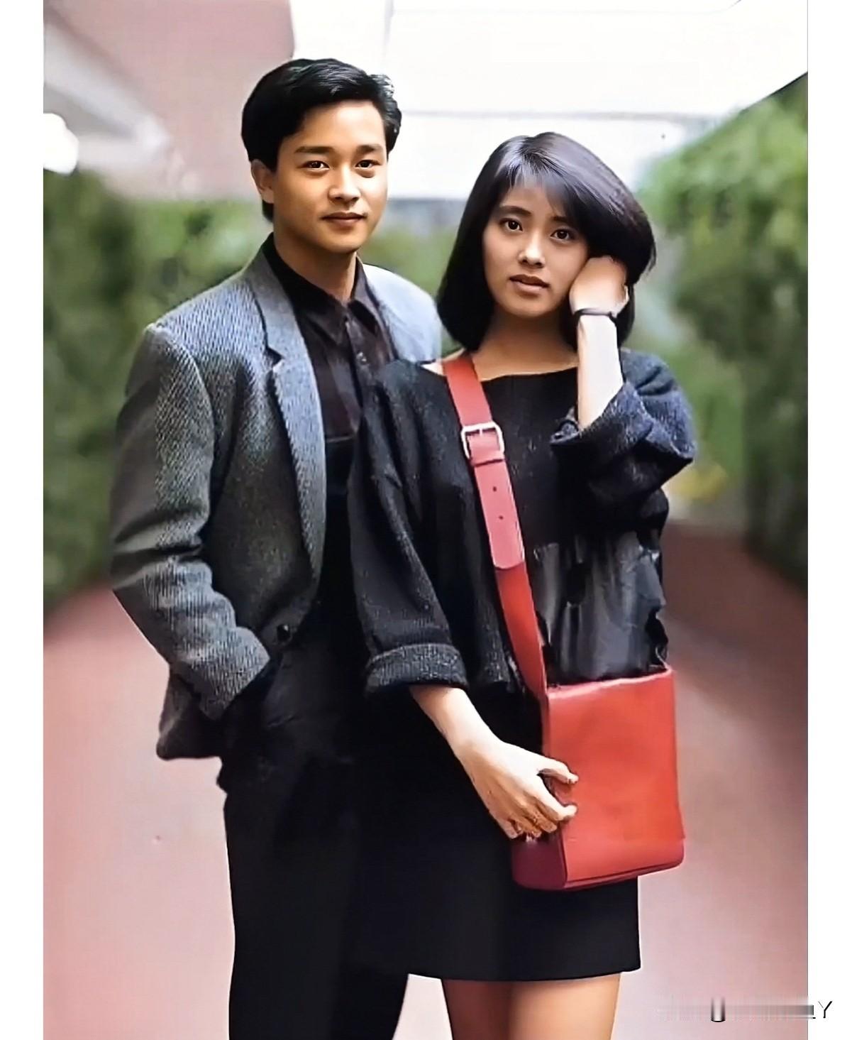 1985年，张国荣与倪淑君在香港，留下的美好瞬间。那时哥哥29岁，英俊潇洒。倪淑