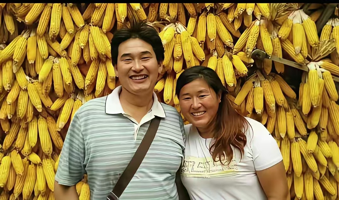 大衣哥说她再优秀也没跟你同甘共苦过朱之文在访谈中谈到对妻子的责任他说：说实在的，优秀的女的对我有意思
