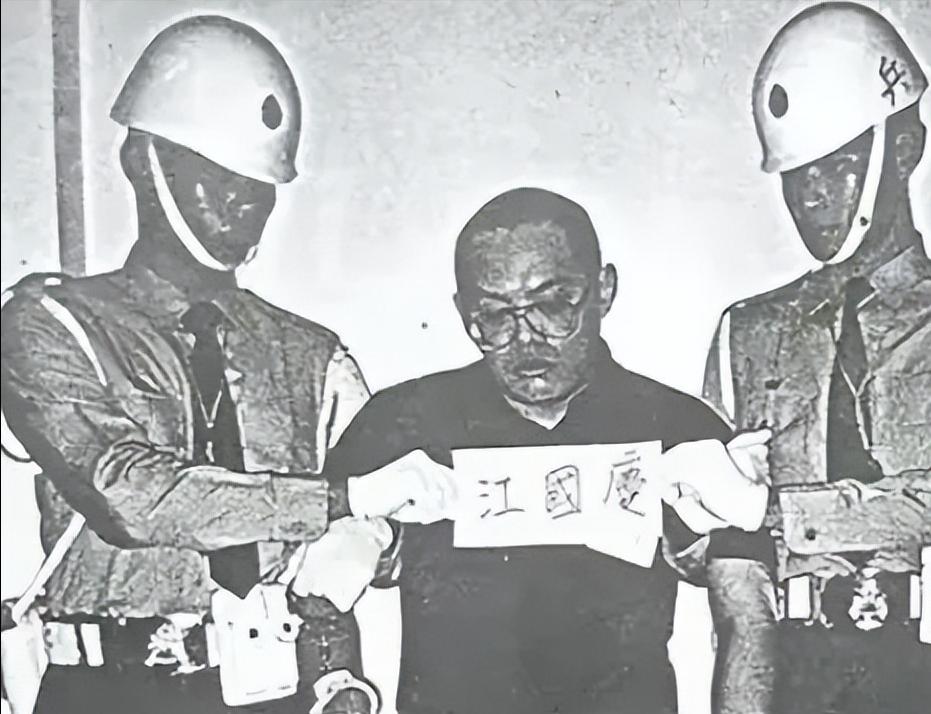 1997年，士兵江国庆被诬强奸遭枪决，枪决前江国庆咬牙切齿地诅咒说自己是屈打成招