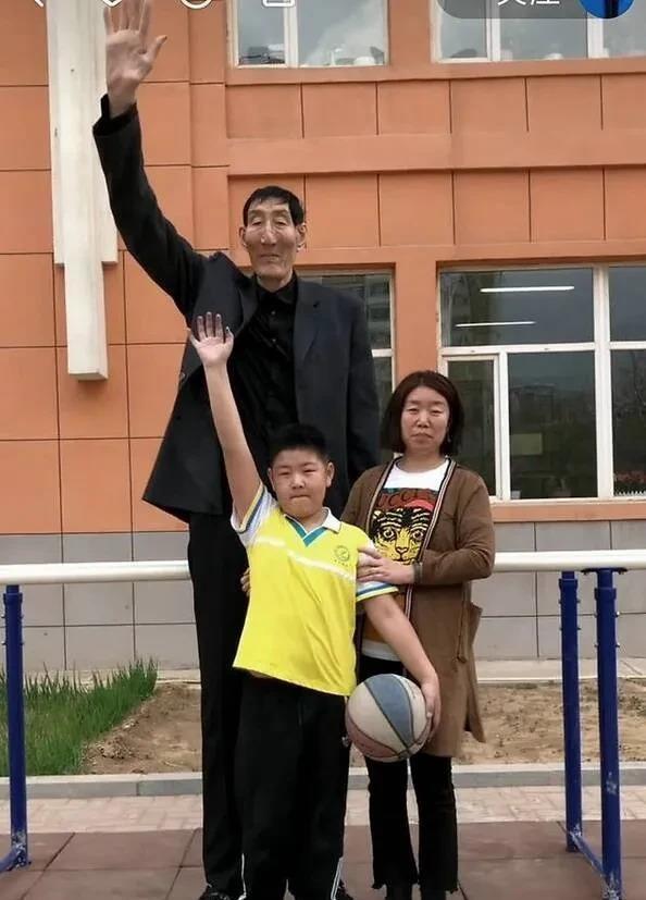 中国第一巨人鲍喜顺57岁得子，儿子18岁高考体检身高定在一米九二，当年专家预测的