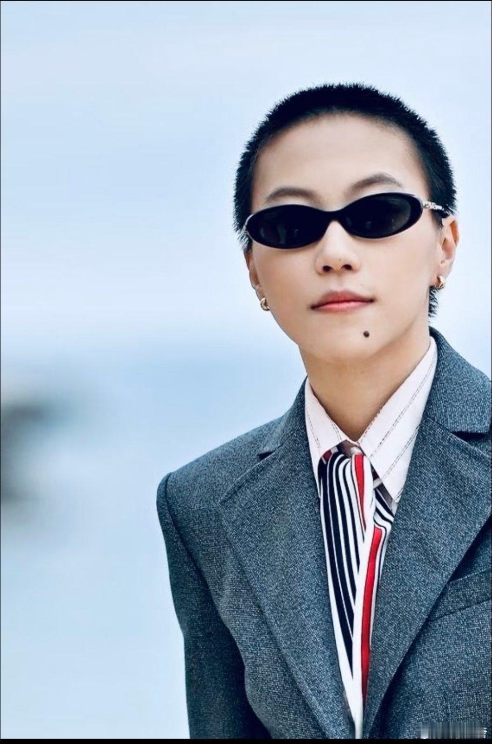 窦靖童亮相Chanel早春度假大秀，一身西装太帅了