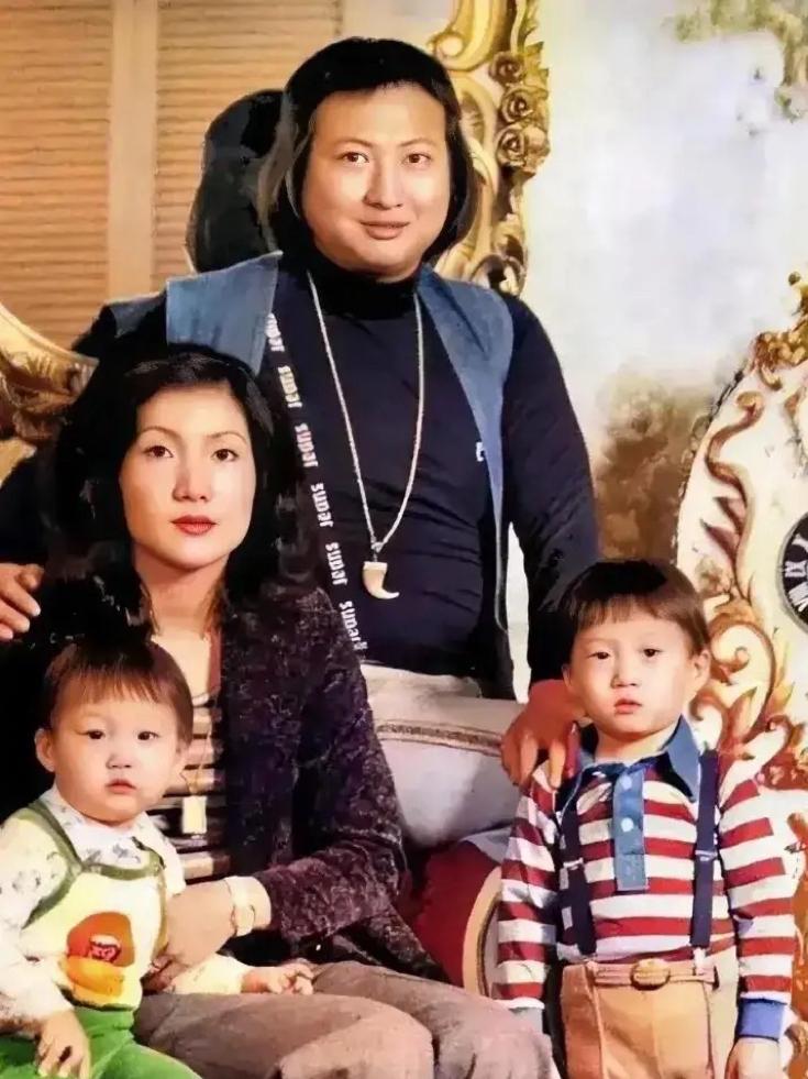 70年代末，年轻时期的洪金宝一张家庭合影，他的妻子是韩国人，名叫曹恩玉，是洪金宝