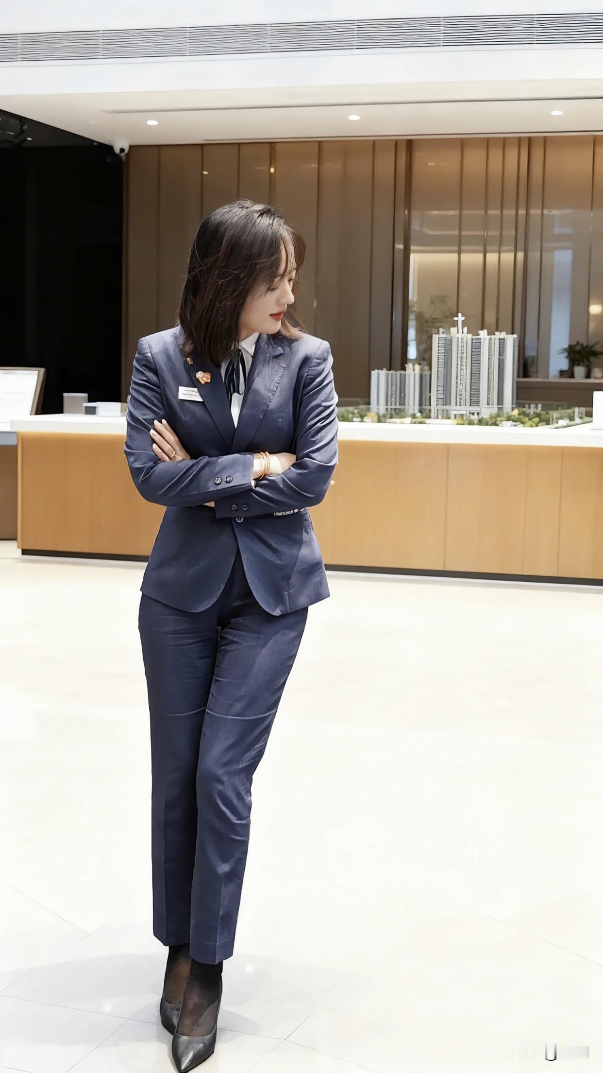 穿西装吃棉花糖，元气满满的一天！🌸💼