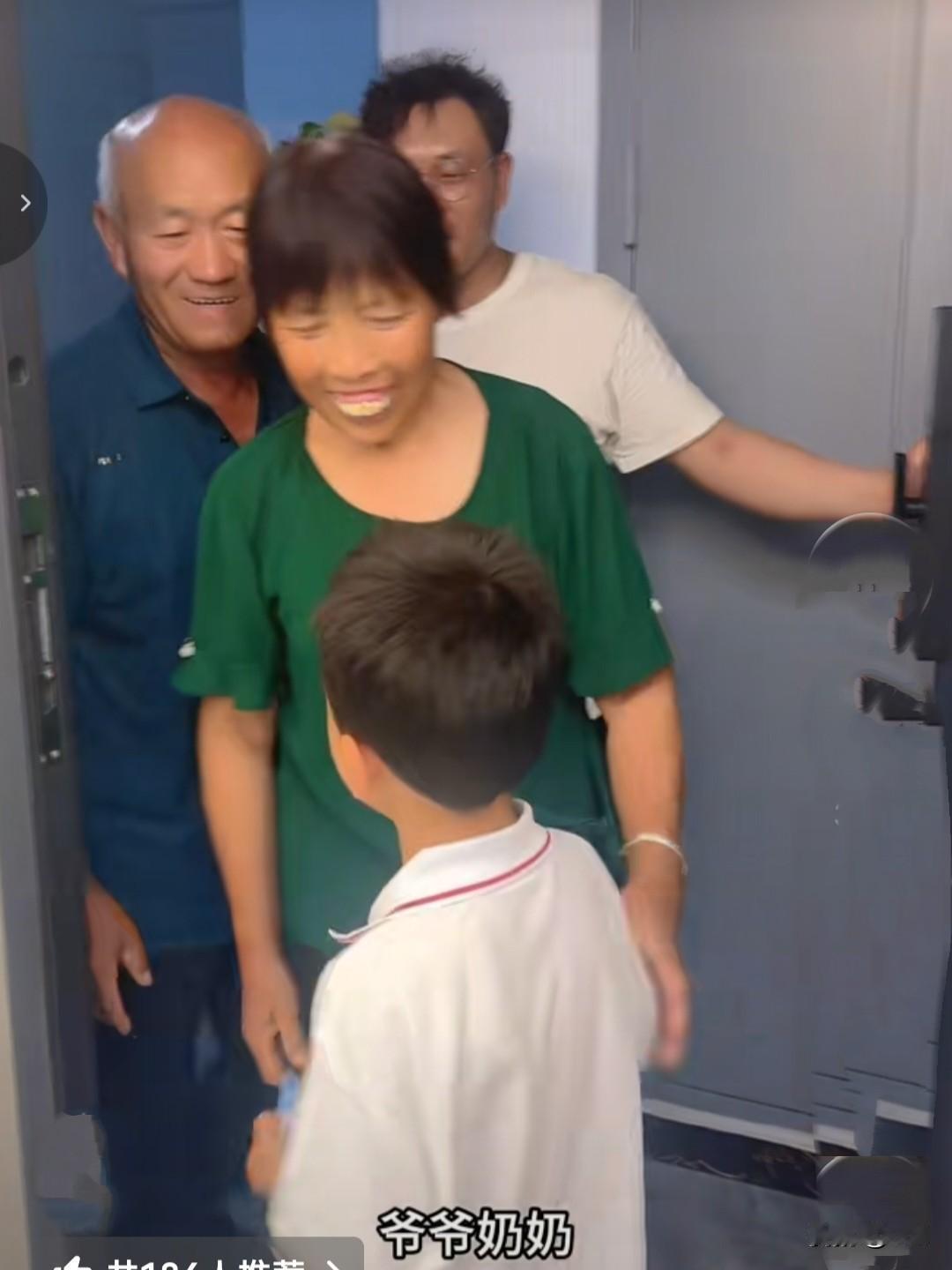 大家有没有发现？公婆头一回到小红城里的楼房吃饭，两个大人竟然都空着手来了。看