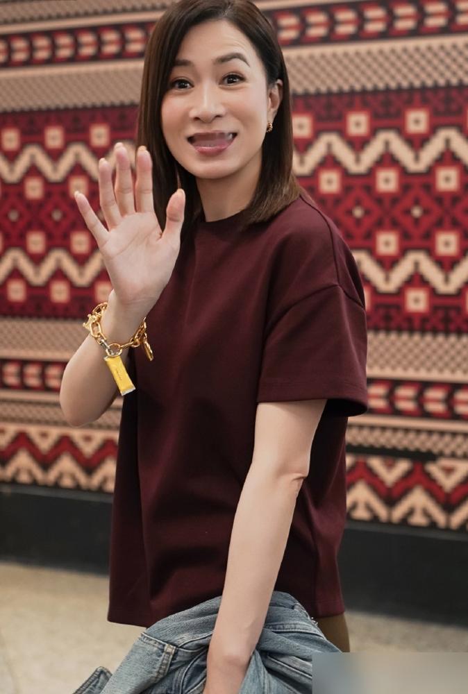 50岁的佘诗曼穿什么，根本不需要你点头。那件露脐装，是她撕了20年才抢到的战利品