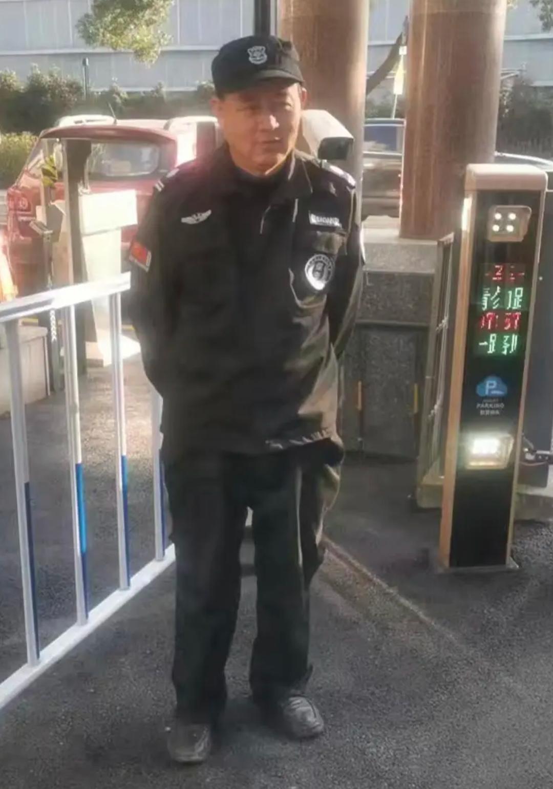保安老孙中午在大门口值班时候，来了一个送外卖的要骑车进去。老孙拦着外卖员说车子不