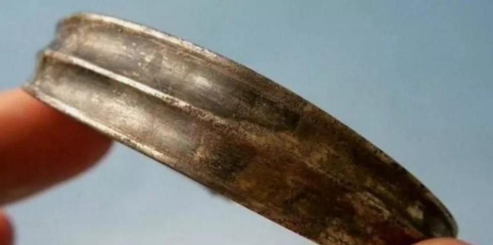 1300年前，1名唐代贵妇，将一个小纸条偷偷藏入手腕上的银镯里。看似不起眼，但却