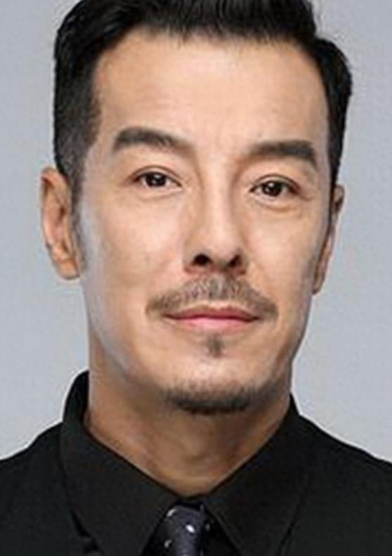父亲是央视领导，他却偏不当关系户，娶二婚妻子，46岁才走红，这个男人叫于鹏，后来