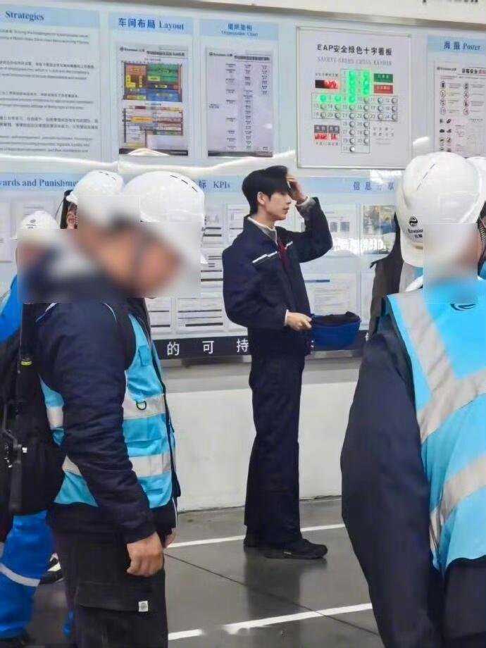 就算是张凌赫，穿上工服也是班味十足