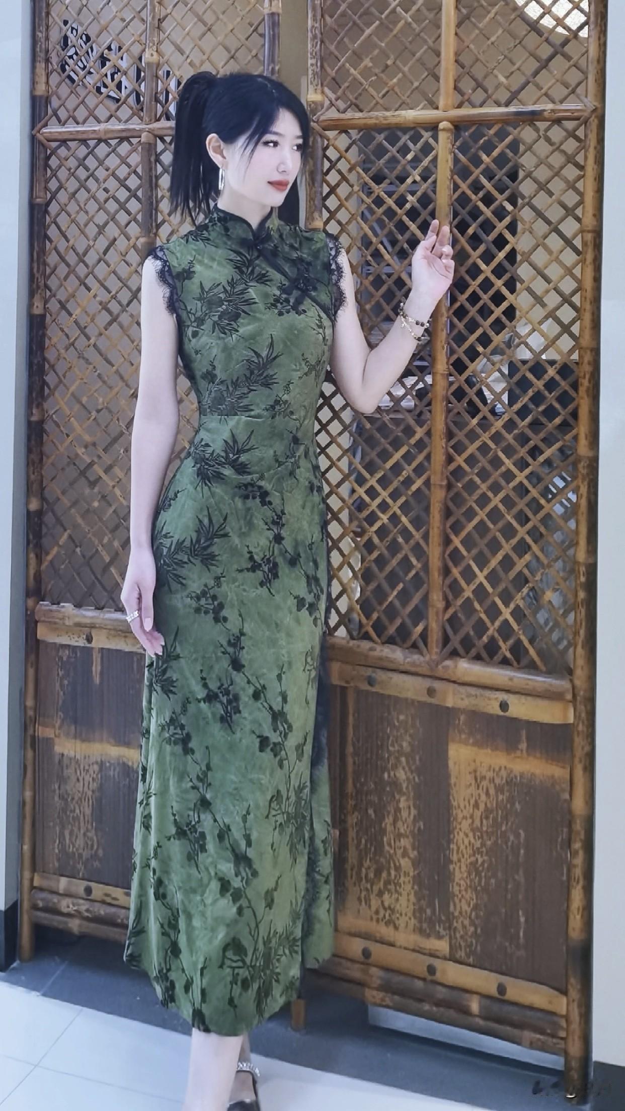 旗袍赋予女性怎样的美端庄美：穿上旗袍，女性的姿态会不自觉变得端庄。