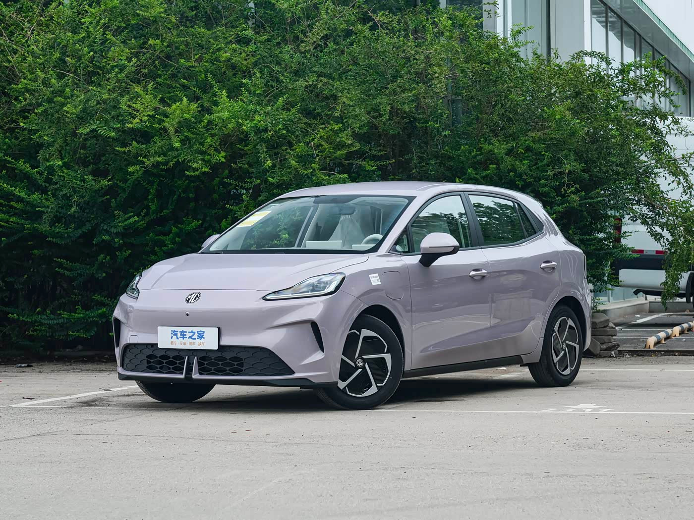 上海安亭拍到MG4SUV伪装车，大号MG4来了。外观可以看出：-延续家族化