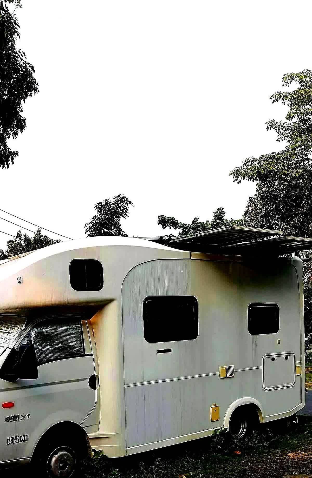 在深圳某公园内，常年停着这台房车，一年四季不挪窝，住着一个年纪大约五十左右的男士