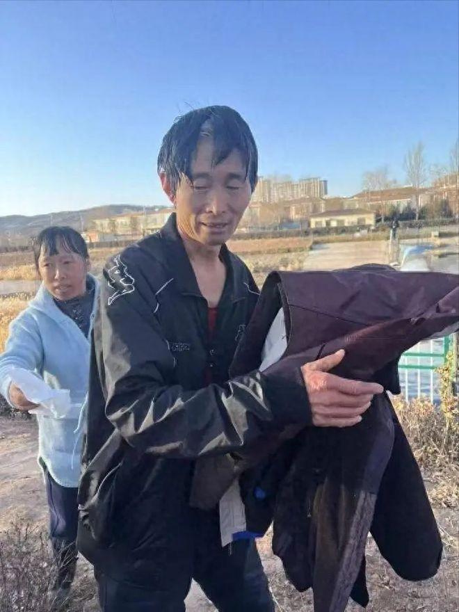 “一命换三命，值了！”2月16日，山西，一名47岁的大叔正在陪妻子和孩子散步。突