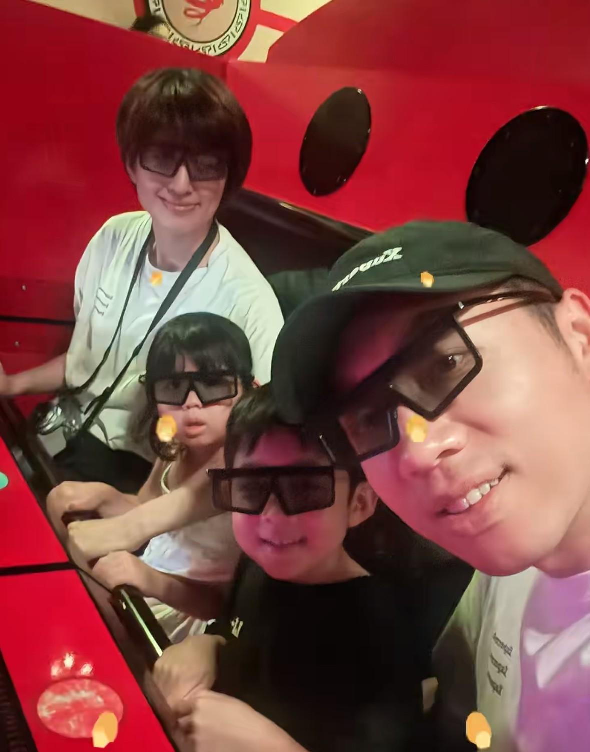 昨天全网都在乐高乐园偶遇许昕，许昕心想反正到处都是零零碎碎的偷拍，还不如自己大大