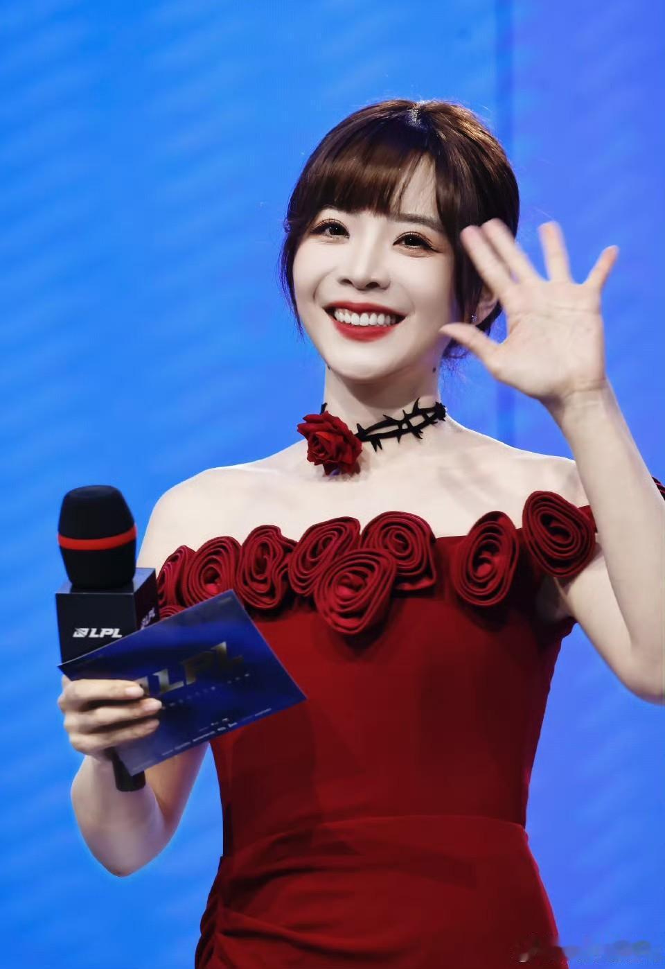 韵是东方骨，红是中国红🇨🇳穿一袭红色，赴万象更新美霜真的是wbg