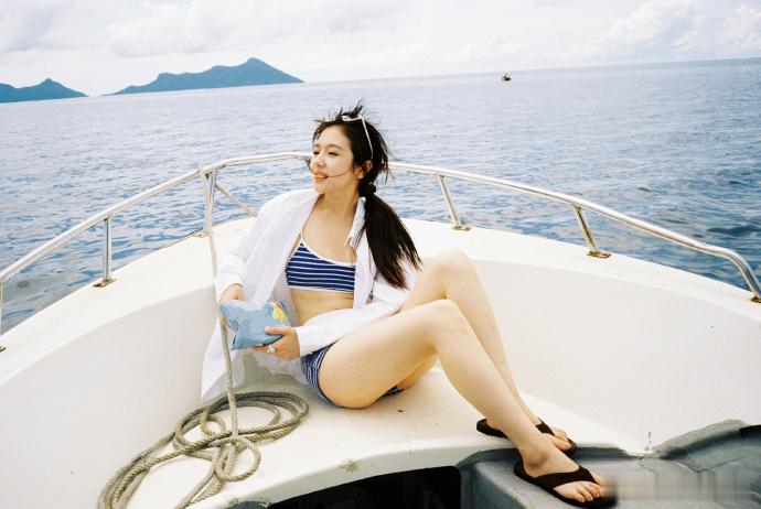 李兰迪条纹泳装李兰迪海边初恋感自然散落的长发、随性的穿搭，完美诠释海边独有的松弛