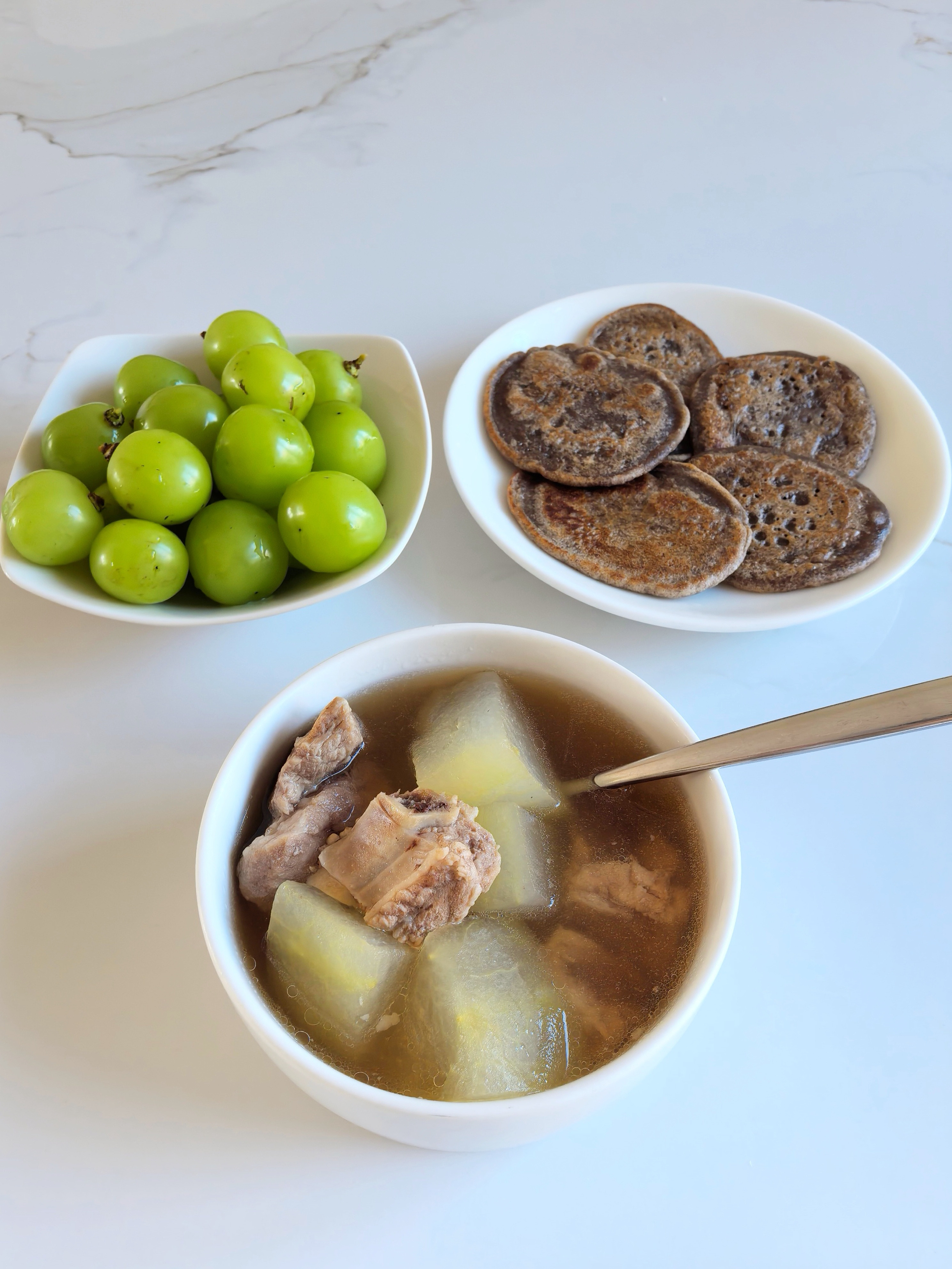 一年级小学生的早餐冬瓜排骨汤+荞麦小软饼+青提这个小软饼是真爱图里的一盘全吃完了还又吃了一块弟弟的[
