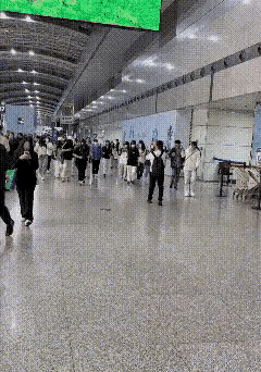 这大哥是懂得怎么吸引莎莎注意的，哈哈