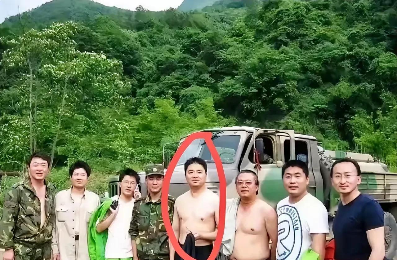 刘强东赤膊上阵应援灾区，日本街头白色文化衫后背，印上京东外卖二维码。也能穿