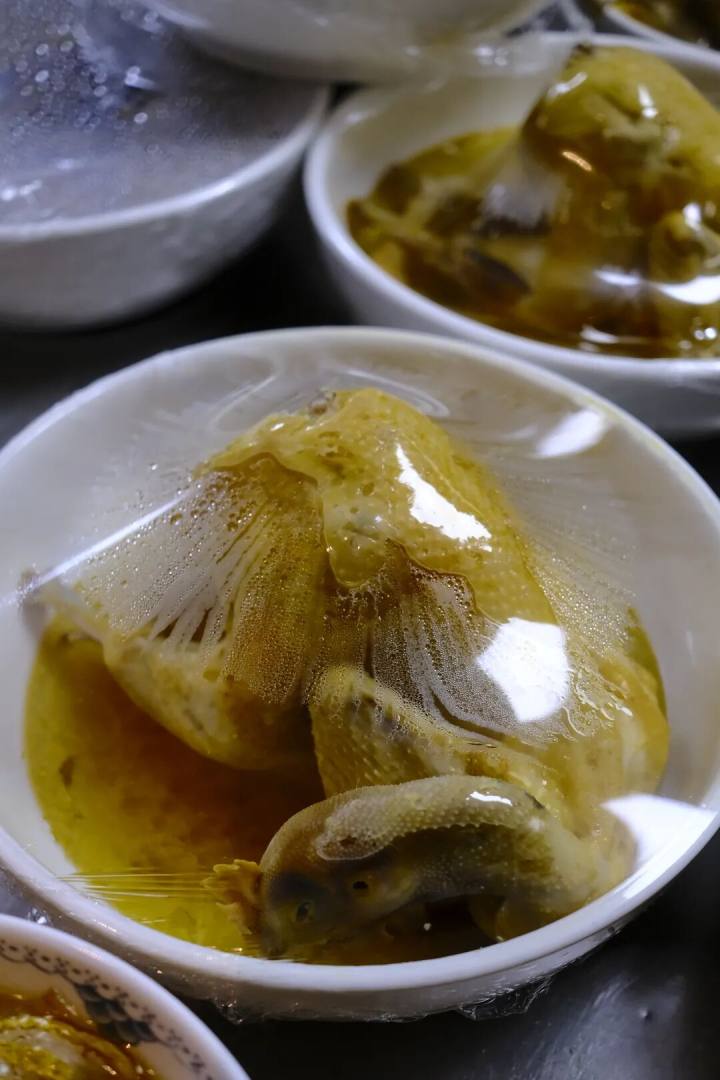 八仙桌, 长条凳, 老炮儿一人一瓶会稽山。最近好多老杭州跑去吃这家蒸菜。