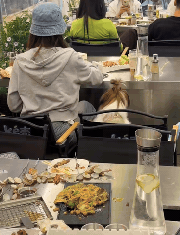 5月21日，山东青岛一家烧烤店内，出现了引发争议的一幕。一名女子带着宠物狗进