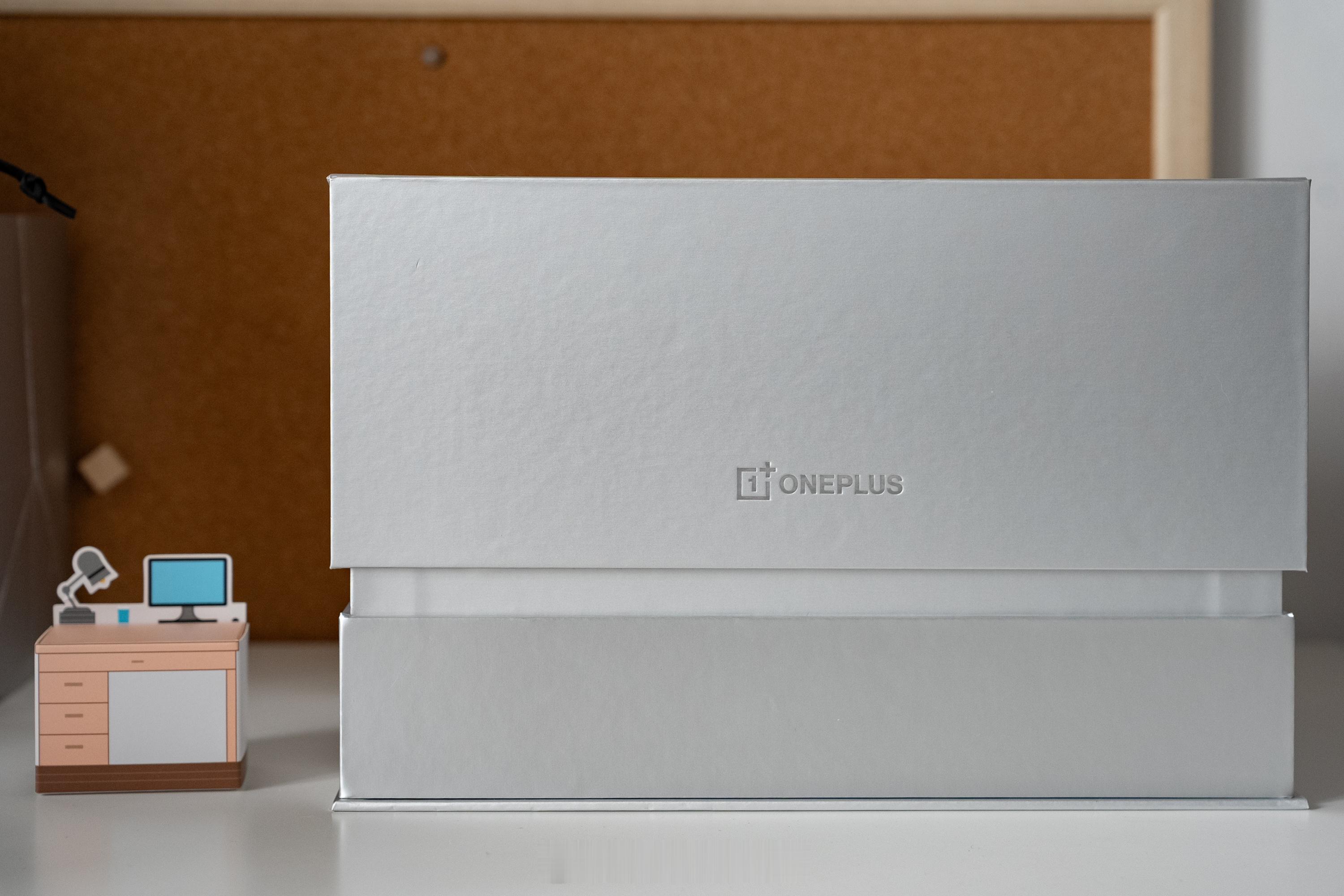 收到了一加Ace6T的发布会邀请函，一加桌搭宇宙又上新了，每回都特别实用。