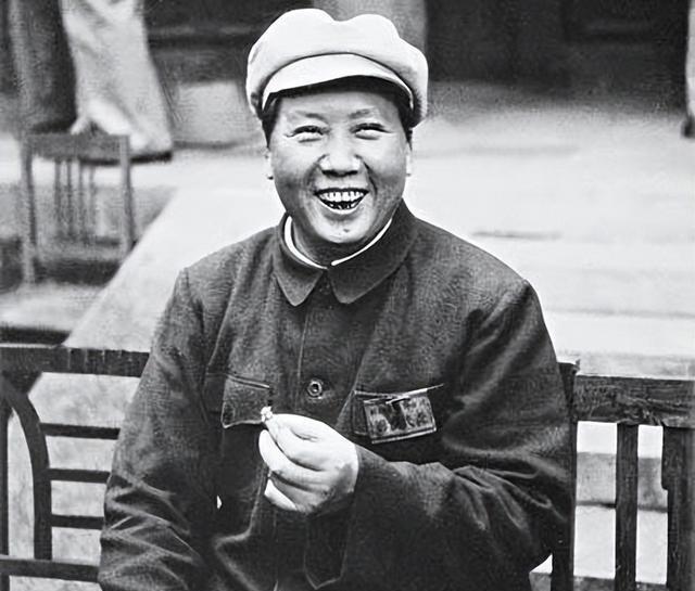 1961年，毛主席和周总理因为意见不同，大吵一架，谈话中，毛主席反问周总理：“你