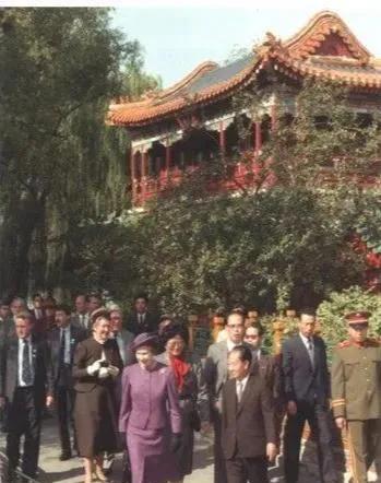1986年10月，英国女王伊丽莎白二世开始了她一生中唯一的访华之旅，我们热情迎接