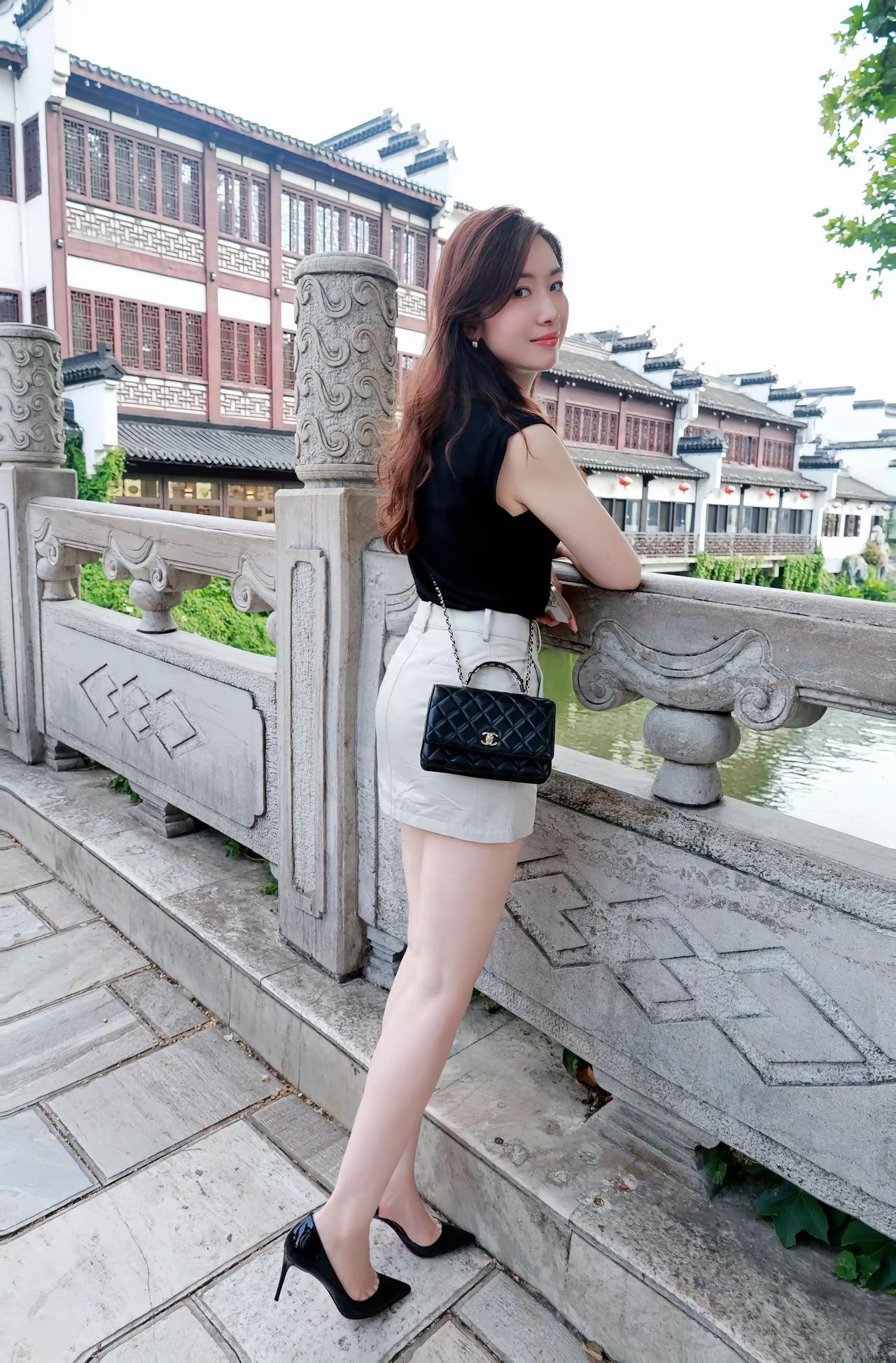 超薄肉丝美腿，这身材怎么保养的？大家能看出美女小姐姐是北方的还是南方的吗？