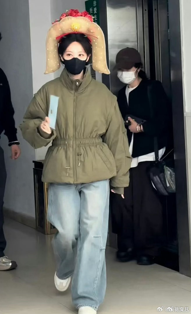 易小雅又在害李一桐了易小雅给李一桐做的垂肩冠造型易小雅给李一桐做的垂肩冠造型，