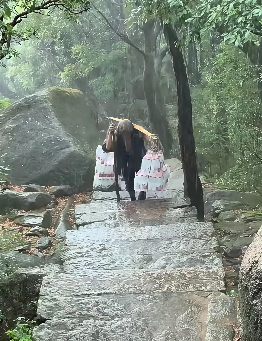景区挑水工，很快就要干其他行业了。从山脚下挑矿泉水到山顶小卖部，现在可以用机