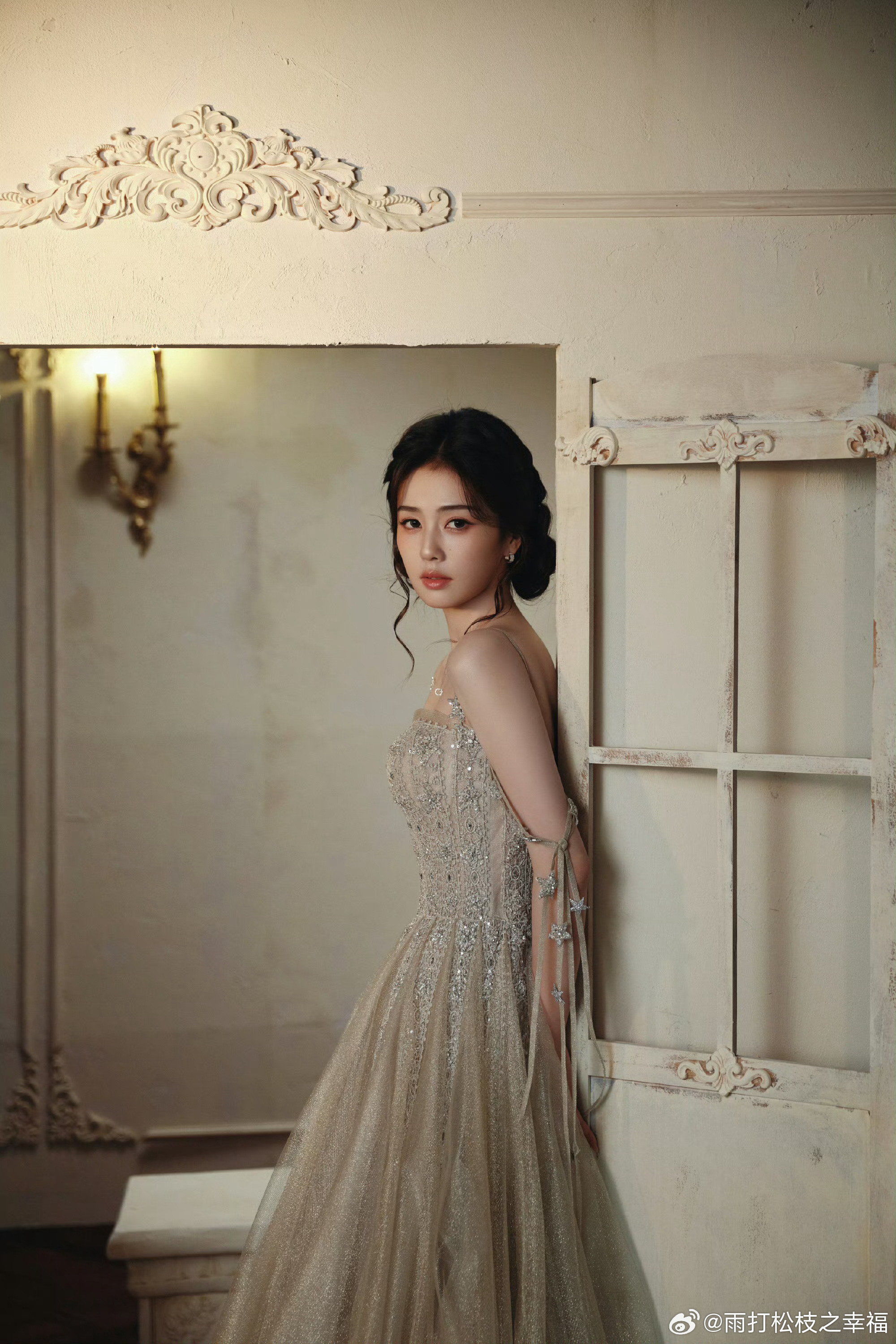 白鹿油画公主白鹿在品牌直播中身着裸粉色高定礼服，搭配温婉盘发，被网友称作“油画