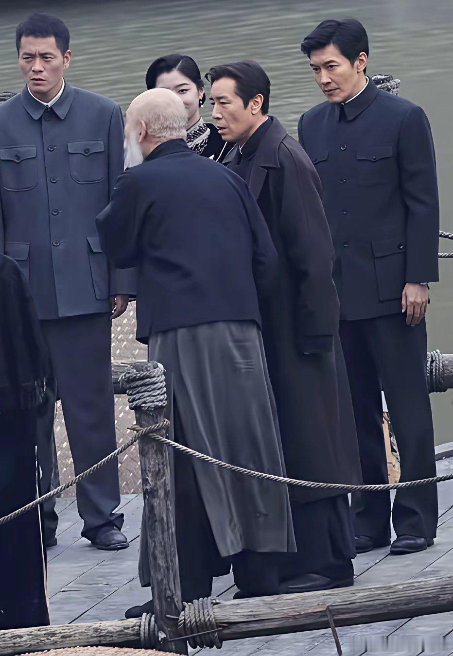 于和伟的新剧《战争和人》拍摄现场，于和伟、曹磊等演员在码头渡口的一场戏份。​​