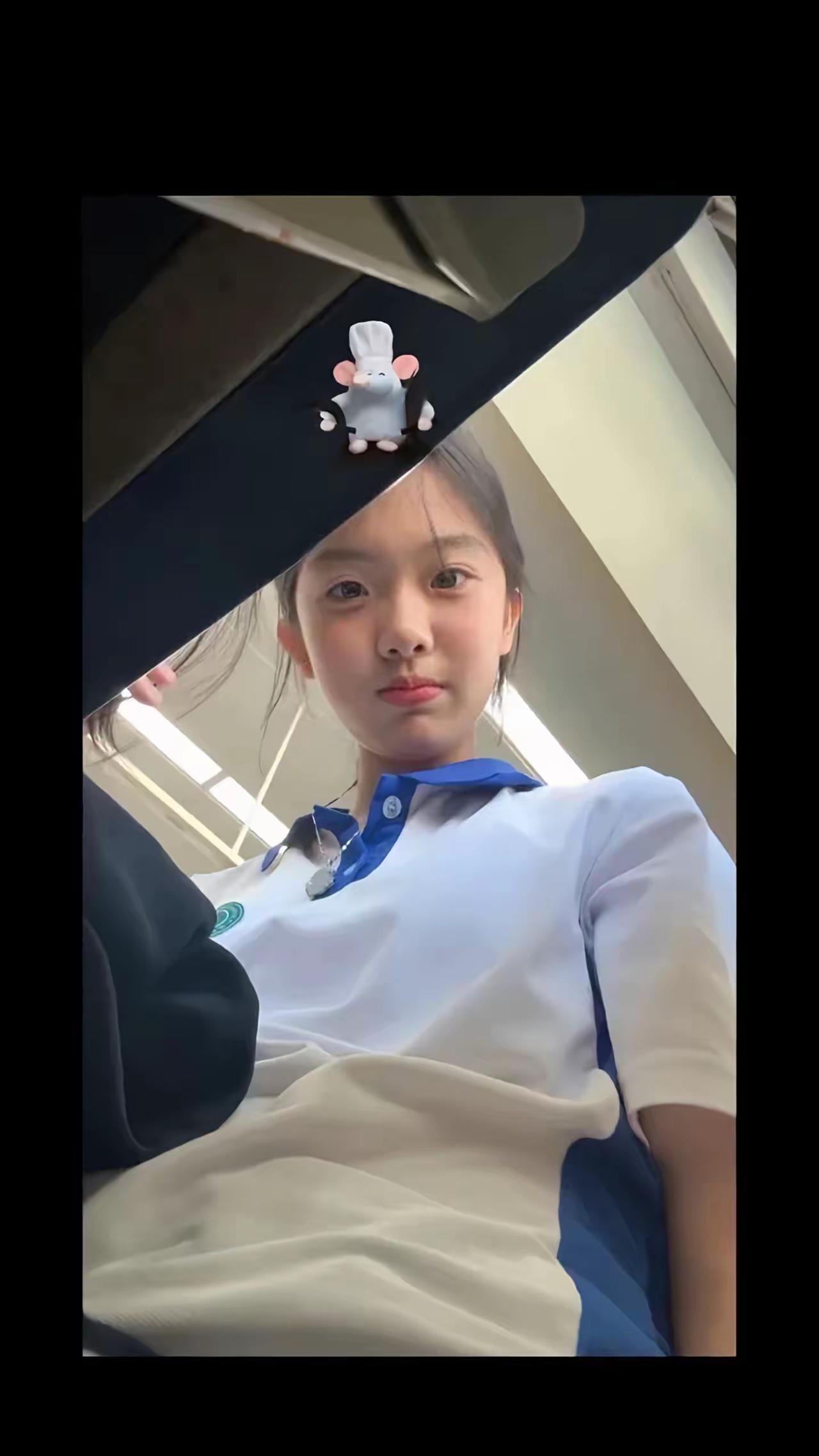 这孩子表情好可爱！小姑娘微笑