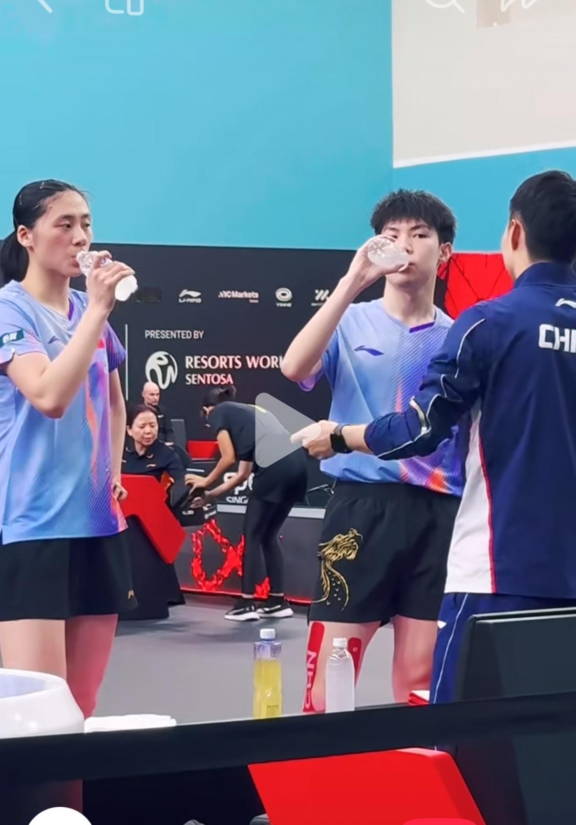 黄友政/陈熠的混双场外是于子洋——兼三项不容易黄友政腿贴肌贴啦！新加坡大满贯