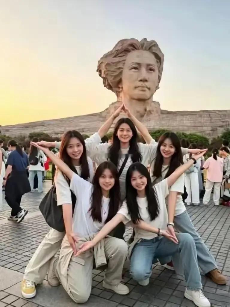 重庆有五个二十来岁的女孩，相约从重庆出发，专赴长沙橘子洲头，五人并肩站定，摆出五