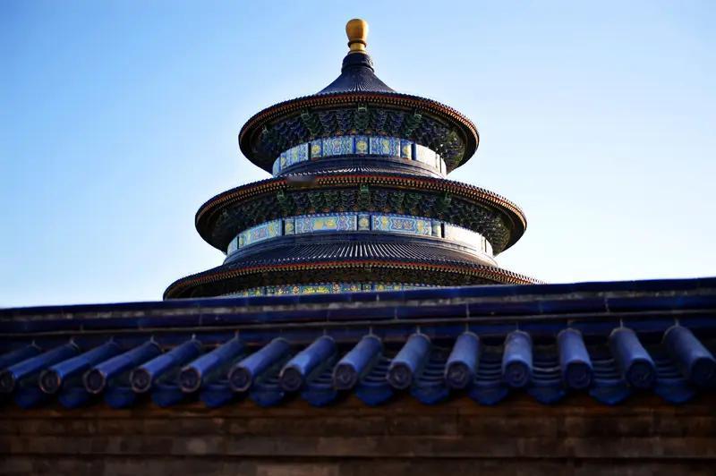 纪晓岚的“老头子的求生欲”纪晓岚赤膊遇乾隆，躲桌下喊：“老头子走了没？”乾隆怒