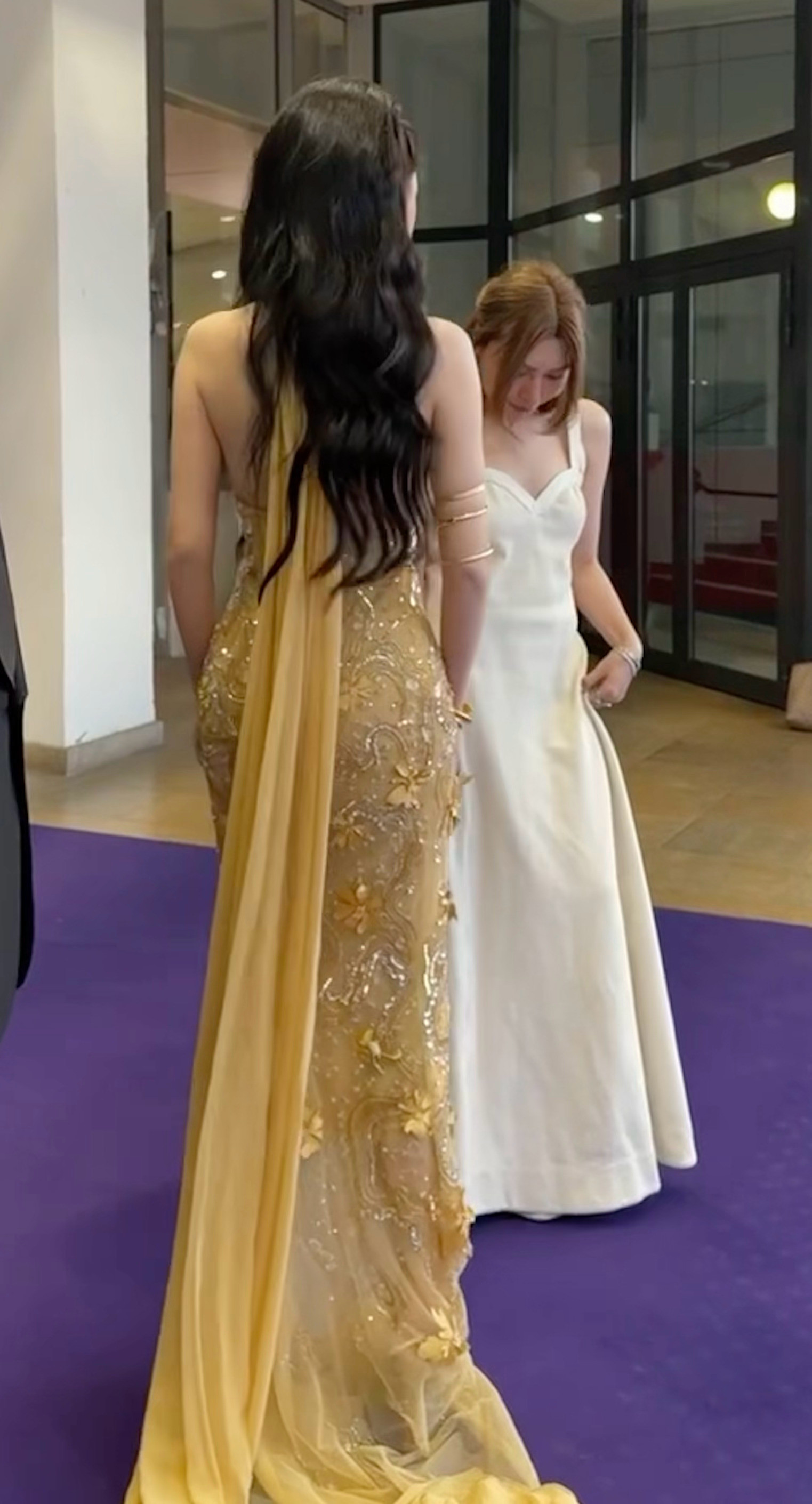 此女这个腰臀比简直了