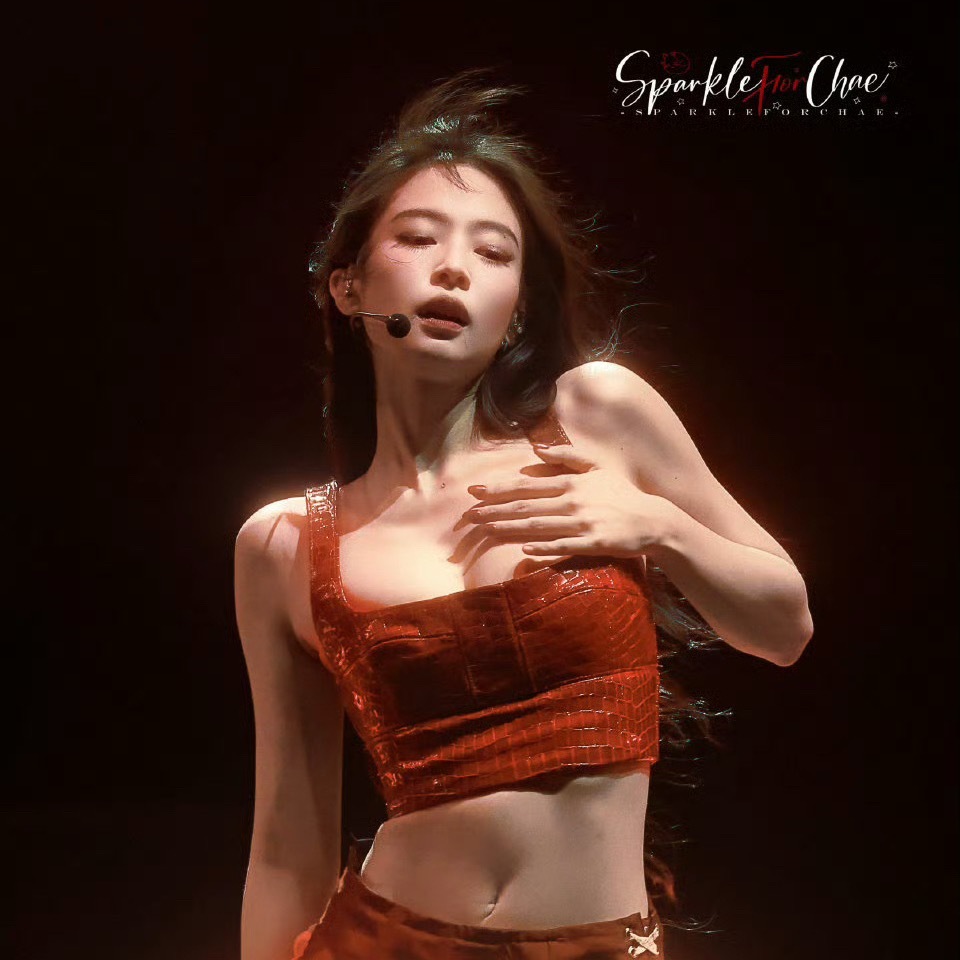 JENNIE金珍妮天生就是要大红的好像红色就天生适合她的气质jennie