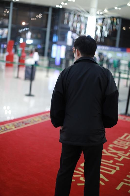 95后辅警马锐徒手攀爬六层楼，仅凭一己之力保住市民100多万积蓄，为何却泪流满面