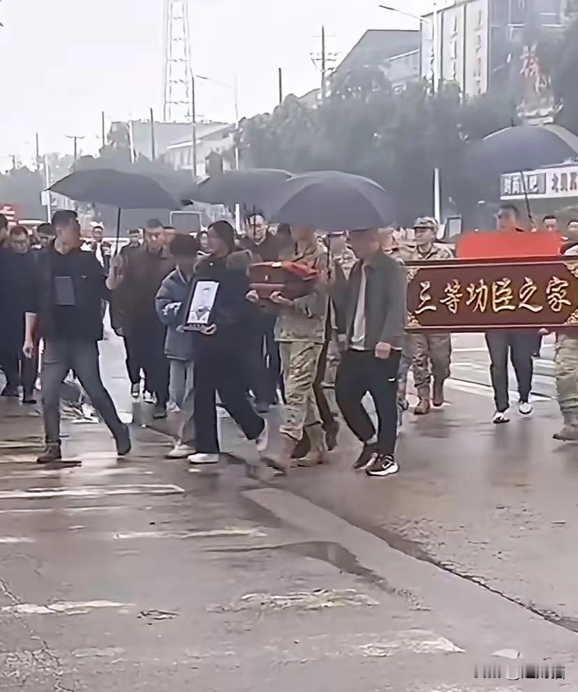 25岁海军陆战队英雄魂归故里！谢丛欣，他也只不过是个20来岁的年轻人。大家都