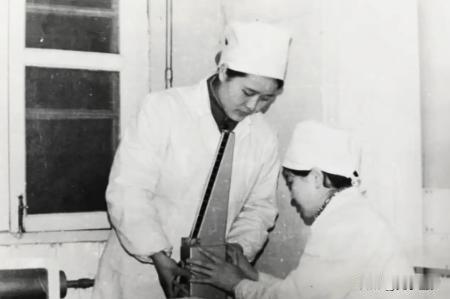 1980年广州军区的保卫部来到总医院，直接扣下了想要外出的护士长周晓琳，作为解救