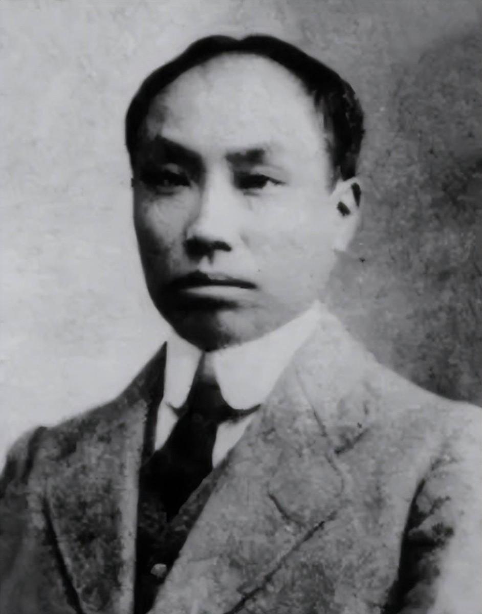 1953年毛主席视察安庆时，突然发问：“陈独秀家还有谁？”得知其三子在窑厂搬砖，