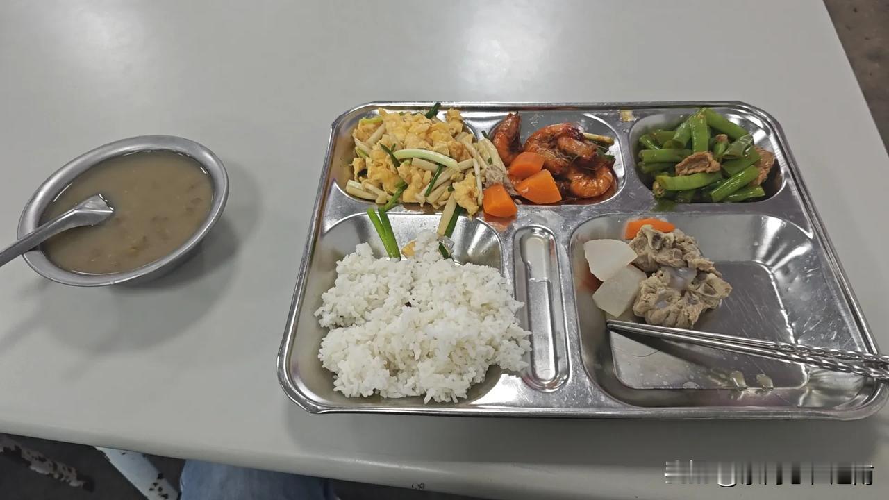 越南厂子的食堂一个人也没有，人都要跑光了。我们越南厂子有个很奇怪的现象，一到周