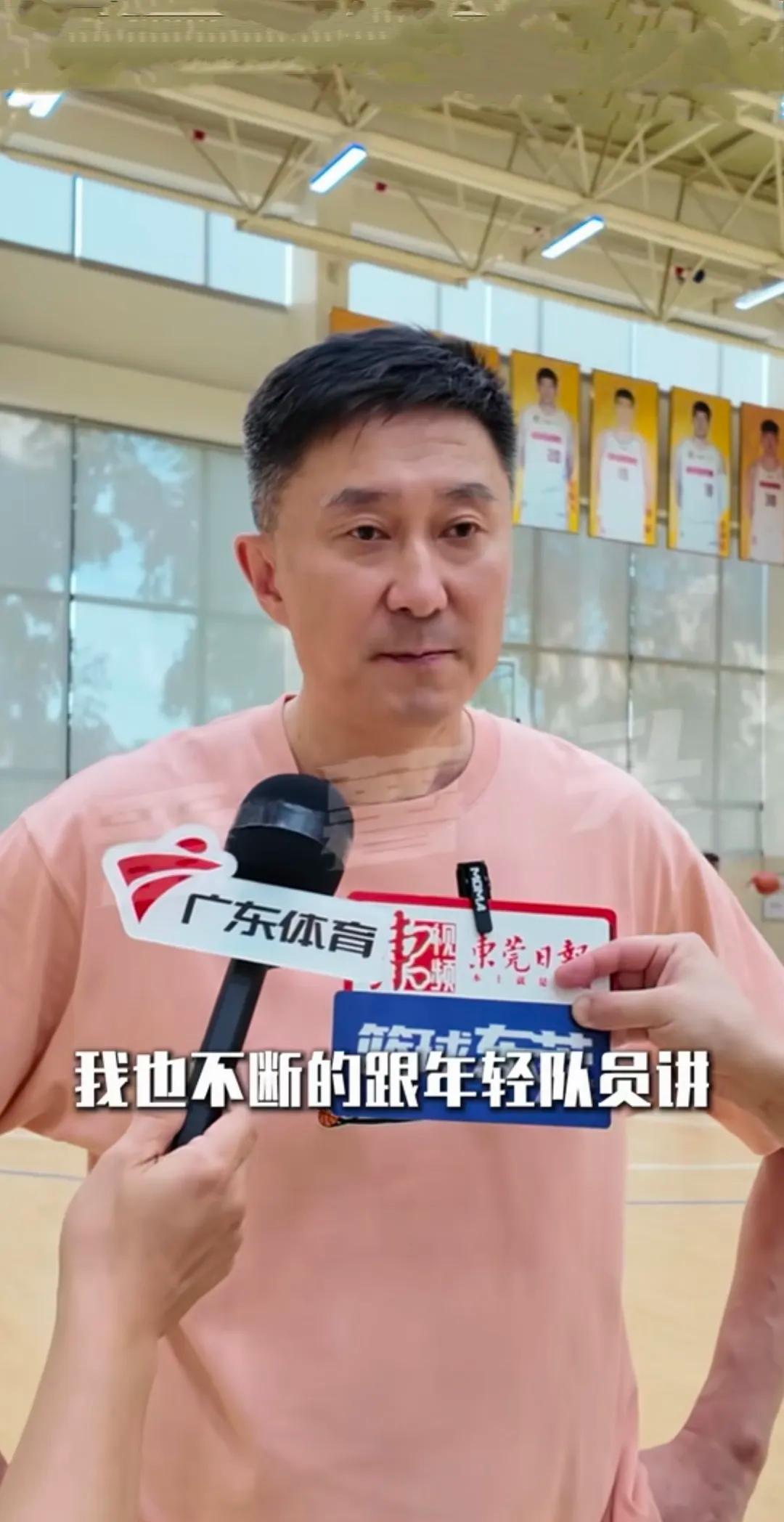 暂停一响，徐昕一句怒吼全场静。两米二六的大高个突然冲教练甩手，镜头里队友全愣了