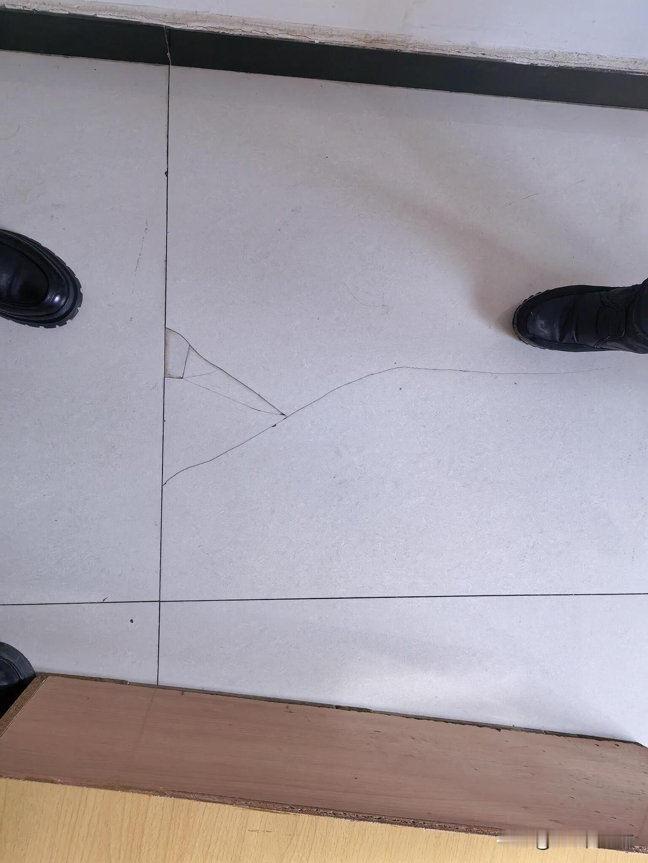 房子租了12年，目前是地砖坏了还有窗户玻璃。现在房东说“因为我们住的时间久，所以