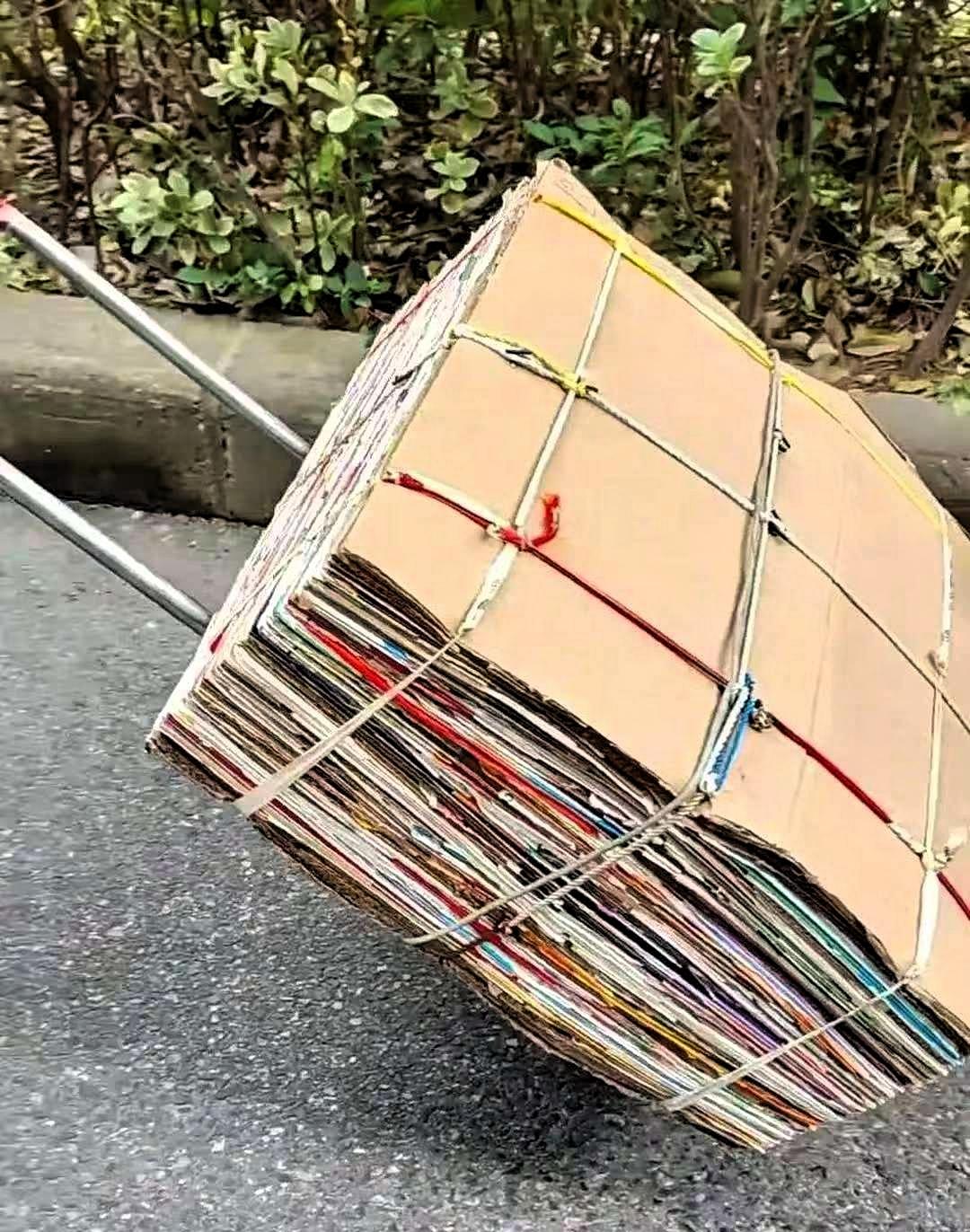 一位大妈把纸箱捆得板板正，用小拖车拉到废品站。收废品的老板瞅了瞅说：“你这纸箱不